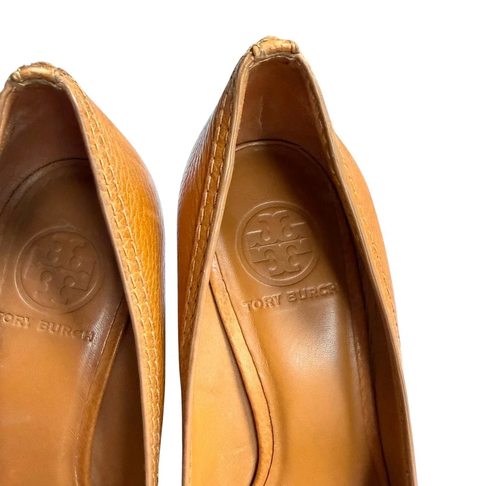 Tory Burch Sally Tan Pebbled Leather Peep Toe Wedge Pumps Gold Logo Medallion